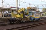 ZSR 99 54 9484 210-6 (MVTV 02-10) fährt am 15.Oktober 2020 mit dem ZSR 83 56 4622 562-2 Smmp 
 aus dem Bahnhof Bratislava Petrzalka.