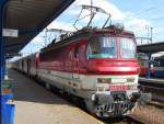 240 123-0 mit Regionalzug Os 3075 Bratislava-Nov Mesto/Preburg-Neustadt (16:42) – Pezinok/Bsing –  Trnava/Tyrnau (17:32, werktags). Bis 1. Mai 2011 der Zug kommt aus Richtung Bratislava-Petralka/Preburg-Engerau, so hier am 05.08.2011 bereits an der „neue“ Startpunkt. 