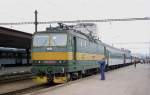 Ankunft eines Schnellzuges aus Poprad im Hauptbahnhof Kosice
am 2.5.2003. Zuglok ist die 163244.