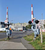 Schranken und Blinklichter am Bahnübergang eines Anschlussgleises auf der Kreuzung Jarošova/Pionierska in Bratislava (SK).

🕓 26.8.2022 | 9:15 Uhr
