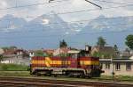 Vor der Kulisse der mchtigen Berge der Hohen Tatra rangiert am 2.6.2005   die 731038 im Bahnhof Poprad Tatry.