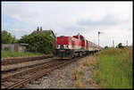 736028-3 fährt als Zug 5022 nach Nitra am 17.5.2019 um 15.43 Uhr in Komjatice ein.