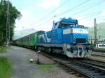 736004 steht abfahrbereit mit Os nach Banska Bystrica am 10.6.2004 im Bahnhof Vrutky.