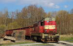 Die 742 404 fährt leere Eas ins Abstellgleis zur Holzbeladung in As. Am 28.04.2022 eingefangen.