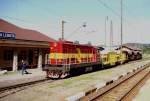 Bei der Durchfahrt am 10.6.2004 durch den Bahnhof Kralova Lehota wartete auf  dem ersten Gleis am Hausbahnsteig 742646 mit einem Bauzug.