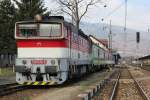 750 032-5 vor Abfahrt mit Regionalzug Os 7551 Vrtky/Ruttek (11:19) – Horn tubňa/Oberstuben (12:11) – Kremnica/Kremnitz (12:37) – Zvolen os.