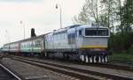 Die slowakische Diesellok 750185 fhrt mit ihrem Os aus Vrutky  am 18.5.2004 in Horna Stubna ein.