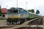 Am 31.5.2005 steht 750148  vor einer Os Garnitur im Bahnhof Horna Stubna.