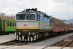 750271 mit einer Schnellzug Garnitur am 31.5.2005 im Bahnhof Prievidza.