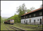 Abfahrbereit nach Plesivec steht am 12.5.2019 die Bardotka 751076-1 mit ihrem Güterzug im Endbahnhof Dobsina.