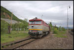 751075-1 verlässt hier am 14.5.2019 mit einem mit Magnesit beladenen Wagen den Anschluss zum Bergwerk in Lubenik.