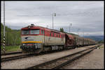 Die Bardotka 751076-1 hat am 14.5.2019 einen mit Magnesit beladenen Wagen aus dem angrenzenden Bergwerkbereich geholt und diesen vor den aus Plesivec angekommenen Güterzug gestellt.