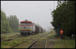 Im Morgennebel des 17.5.2019 fährt die Bardotka 751024-1 mit dem Güterzug 83710 nach Nove Zamky um 8.52 Uhr durch den Bahnhof Mana.