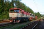 751202 fhrt am 30.5.2005 mit einem kompletten Nahgterzug im Schlepp in Cadca ein.