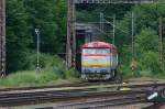 Wie aus dem Nichts taucht 751115 pltzlich an der stlichen Bahnhof Zufahrt  in Kralovany auf.