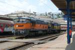 Die 753710-3 und 753726-9 bei der Durchfahrt im Bahnhof Bratislava hl.