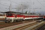 754 082 fährt am 21.03.2017 mit einem Reisezug aus dem Bahnhof Vrutky aus.