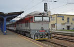 754 003-2 ZSSK vor Abfahrt mit Fernzug R 340 „Beskyd“ Banská Bystrica/Neusohl (17:34) – Vrútky/Ruttek – Žilina/Sillein – Čadca (SK) – Č. Těšín/Teschen (CZ) – Bohumín/Oderberg – Ostrava-Svinov/Ostrau-Schönbrunn (21:17); 02.09.2017   