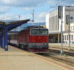 754 054-5 als Fernzug R 342 „Fatra“ Banská Bystrica/Neusohl (13:34) – Vrútky/Ruttek – Žilina/Sillein (11:05/11:27) – Čadca (SK) – Návsí/Nawsie (CZ) – Bohumín/Oderberg – Ostrava-Svinov (17:15);  07.10.2019  