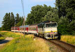 Die 754 084 (Okuliarnik - Taucherbrille) mit dem Personenzug 4362 von Komárno nach Dunajská Streda kurz vor Nová Stráž.