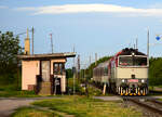 Die 754 003 (Okuliarnik - Taucherbrille) mit dem Personenzug 4362 von Komárno nach Dunajská Streda kurz vor Haltestelle Komárno Závody.