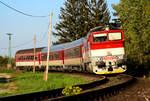 Die 754 014 (Okuliarnik - Taucherbrille) mit dem Personenzug 4362 von Komárno nach Dunajská Streda kurz vor Nová Stráž.