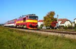 Die retro-lackierte 754 036-er Taucherbrille mit dem Eilzug R953 aus Vrútky (Ruttek) nach Zvolen (Altsohl) bei der Durchfahrt in Jazernica.