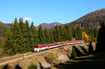 Die 754 010-er Taucherbrille mit dem Eilzug R946 aus Zvolen (Altsohl) nach Vrútky (Ruttek) kurz nach Bf.