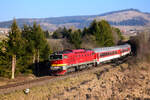 Die retrolackierte  Taucherbrille  754 034 ist auf dem Weg von Zvolen (Atlsohl) nach Vrútky (Rutteck) mit dem R940  FATRAN  vor dem Verzweigen von Dolná Štubňa.