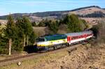 Die retrolackierte  Taucherbrille  754 055  Renátka  ist auf dem Weg von Zvolen (Atlsohl) nach Vrútky (Rutteck) mit dem R940  FATRAN  vor dem Verzweigen von Dolná Štubňa.