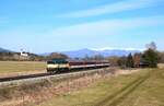 Die retrolackierte  Taucherbrille  754 055  Renátka  ist auf dem Weg von Vrútky (Rutteck) nach Zvolen (Atlsohl) mit dem R937  FATRAN  bei Blažovce.