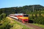 Die retrolackierte Taucherbrille 754 036 ist unterwegs aus Zvolen (Altsohl) nach Vrútky (Rutteck) mit dem R942  FATRAN  kurz vor Hst.