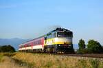 Die retrolackierte  Taucherbrille  754 055  Renátka  ist auf dem Weg von Vrútky (Rutteck) nach Zvolen (Atlsohl) mit dem R943  FATRAN  kurz vor Kláštor pod Znievom.
12.08.2023.