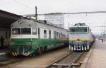 Links steht der Elektrotriebwagen 460055 und daneben die Diesellok 754082  am 2.5.2003 im Hauptbahnhof Kosice.