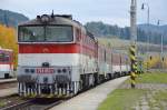 754 053-7 mit Regionalzuggarnitur im Knotenbahnhof Horn tubňa/Oberstuben; 19.10.2013