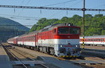 754 056-0 mit Nachtfernzug R 801 „Poľana“ Bratislava-Nové Mesto/Preßburg-Neustadt – B.