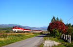 Herbstliche Stimmung in der Slowakei, in Jazernica: Die 757 018 ist auf dem Weg mit dem Eilzug R341 nach Banska Bystrica (Neusohl).