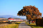 Wunderschöner Oktober in Jazernica: die 757 008 ist auf dem Weg mit dem Eilzug R341 von Vrútky (Ruttek) nach Banska Bystrica (Neusohl).