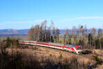 Ein schöner Morgenschnellzug mit einer schönen neulackierten 757-er im Bogen nach dem Viadukt auf dem Wasser in Horná Štubna.
Die 757 023 ist auf dem Weg mit dem R933  FATRAN von Vrútky (Rutteck) nach Zvolen (Altsohl).
Horná Štubna, 04.03.2023.