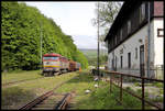 Am 12.5.2019 stand die ZSSR 751076-1 abfahrbereit mit ihrem Güterzug nach Plesivec im Endbahnhof Dobsina.
