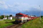 Die 751 192 ist mit dem Nex 47168 Land Rover Autotransportzug (TIP Lužianky - Bochum) bei der Ausfahrt aus Bf. Lužianky.
25.05.2024.