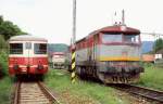 751207 und 751115 stehen am 19.5.2004 neben diversen anderen Fahrzeugen
im Depot Kralovany.