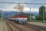 754 052-9 mit Eilzug Zr 1850 „Blatnica“ Zvolen os. st./Altsohl Persbf. (17:09) – ilina/Sillein (19.06) fhrt nach Hauptbahnhof von Bansk Bystrica/Neusohl ein, Kurswagen Bratislava – Zvolen – ilina, Versptung 15 Min.; 28.06.2013