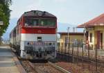 754 004-0 mit Regionalzug Os 7509 Vrtky/Ruttek – Kremnica/Kremnitz – Zvolen os. st./Altsohl Persbf. im Bereich des Haltepunktes Turčianske Teplice/Bad Stuben; 23.07.2013