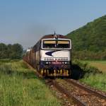 756 001 und 010 mit Güterzug in Vidova (22.05.2014)