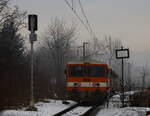 Hier allerdings Litvinov Mesto. Der TW der Baureihe 811  des EVU Gepard Train kommt aus Most und wird den Fotografen nach Moldava bringen.
Die Baureihe 811  geht auf die Baureihe 810 zurück.
Das EVU Gepart hat seinen Sitz in Brno. Böhmischer Nebel im Böhmischen Becken.25.01.2025 09:52 Uhr  Litvinov Mesto
