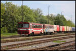 Triebwagen 812029-1 mit Beiwagen fährt hier als Zug 6218 am 12.5.2019 in Tomasovce nach Zvolen ab. Der Zug kommt aus Filakovo.