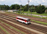 Viele Gleise und ein kleiner Dieseltriebwagen im Bahnhof Zvolen Osobna Stanica, aufgenommen von einer Strassenüberführung.