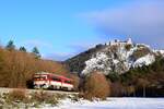 Die 813 025 ist auf dem Weg als Os 2770 nach Myjava kurz nach Višňové. 
Über dem Zug ist Čachtický hrad (Burg von Čachtický) zu sehen.
23.11.2024.