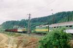 11.08.1994 Slowakische Republik bei Zilina, Kreuzung zweier Züge, Lok BR 183 (links) und BR 162 (links).